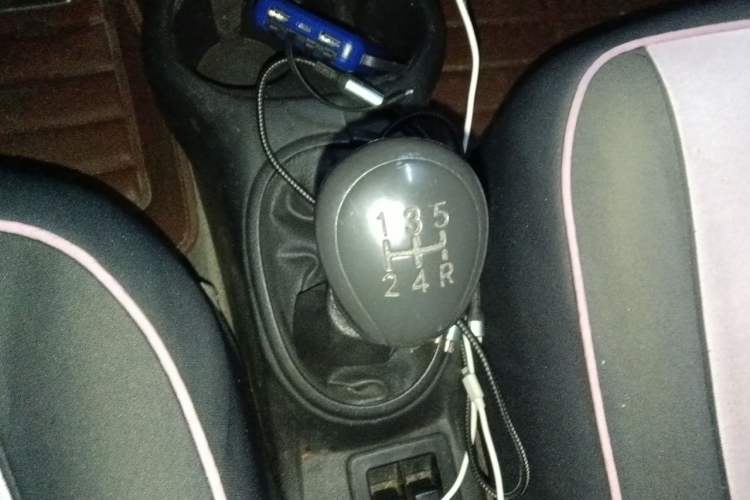 Used Venucia R30 2014 1.2L Manual Luxury Edition Gear Lever