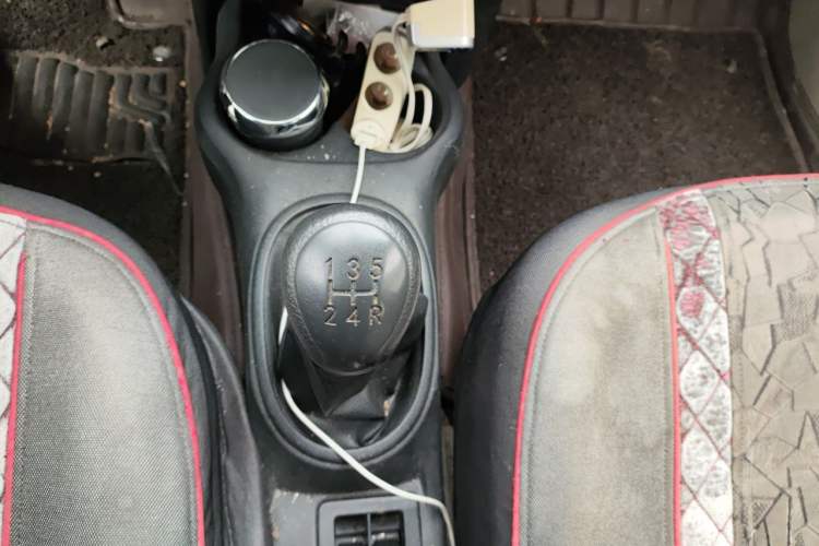 Used Venucia R30 2014 1.2L Manual Enjoyment Edition Gear Lever