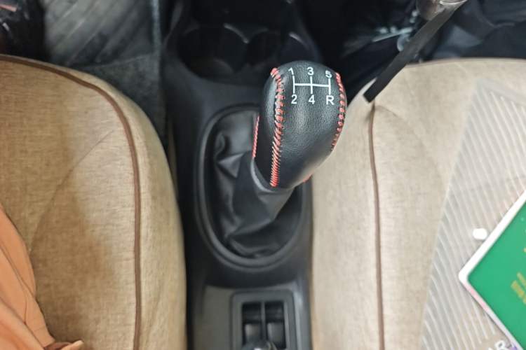 Used Venucia R30 2014 1.2L Manual Luxury Edition Gear Lever