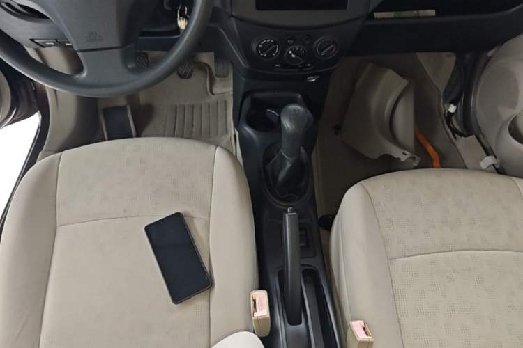 Used Venucia R30 2014 1.2L Manual Enjoyment Edition Gear Lever