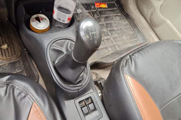 Used Venucia R30 2014 1.2L Manual Enjoyment Edition Gear Lever