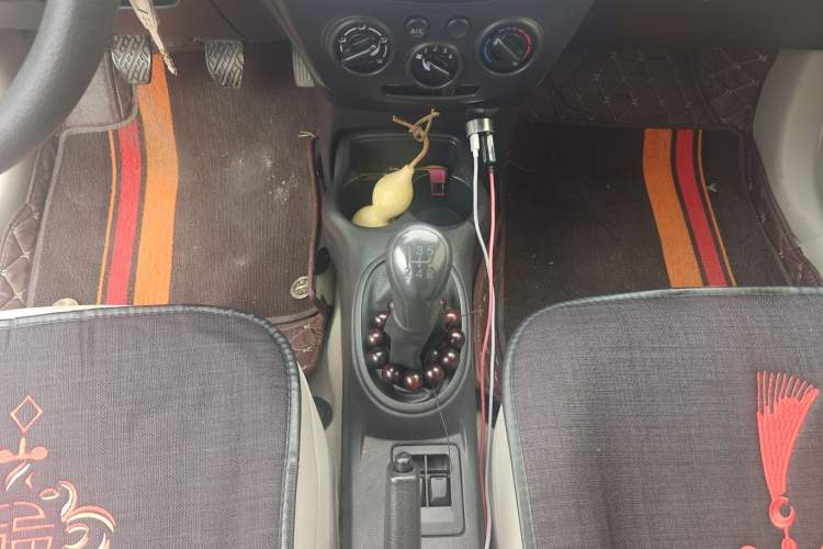 Used Venucia R30 2014 1.2L Manual Comfort Edition Gear Lever