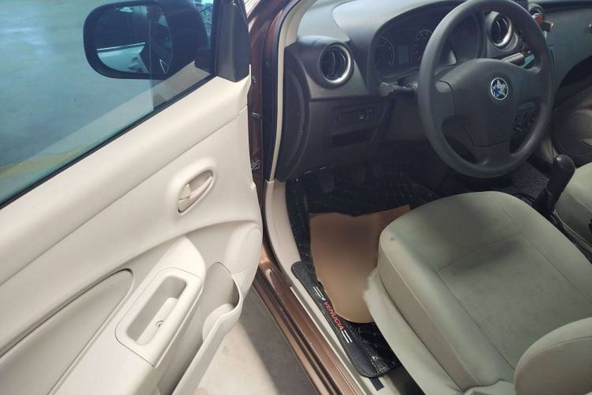 Used Venucia R30 2014 1.2L Manual Comfort Edition Interior 2