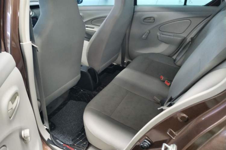 Used Venucia R30 2014 1.2L Manual Comfort Edition Interior 4
