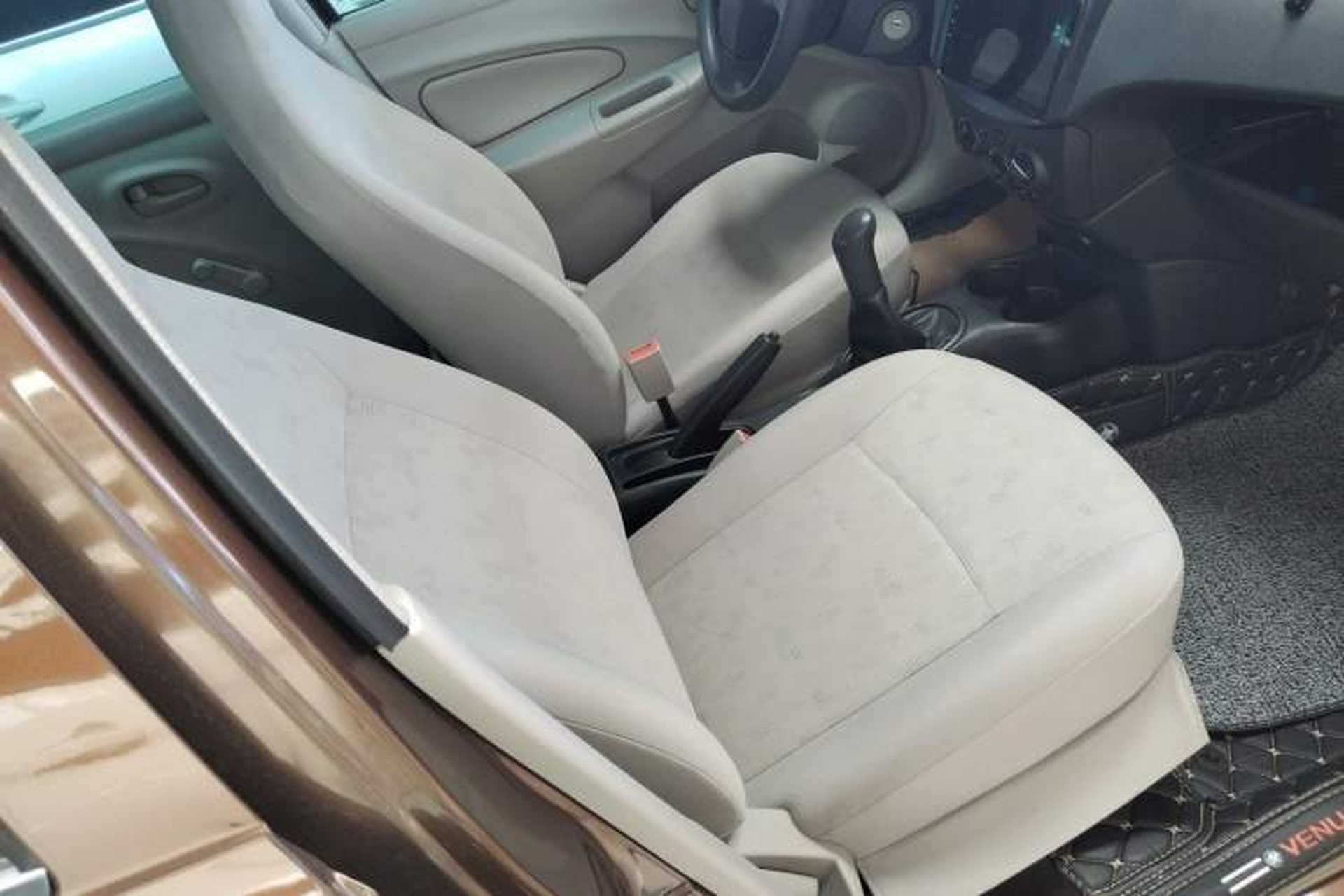 Used Venucia R30 2014 1.2L Manual Comfort Edition Interior 5