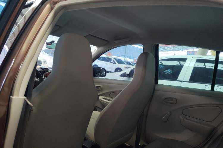 Used Venucia R30 2014 1.2L Manual Comfort Edition Interior 6