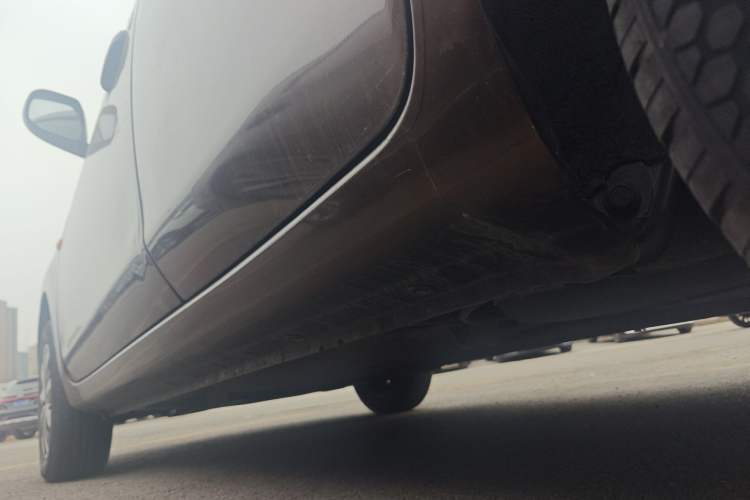 Used Venucia R30 2014 1.2L Manual Comfort Edition Left Side Sill