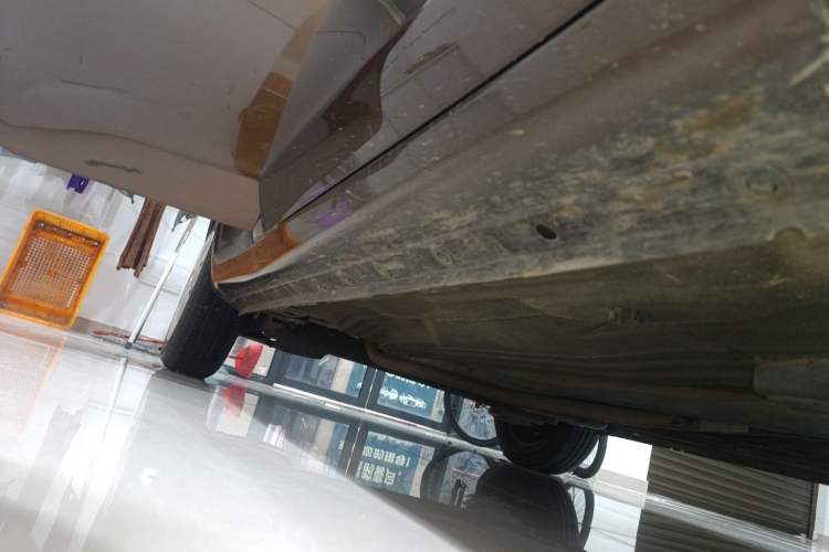 Used Venucia R30 2014 1.2L Manual Comfort Edition Right Side Sill