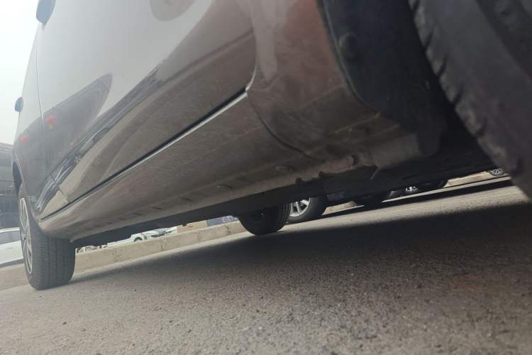 Used Venucia R30 2014 1.2L Manual Comfort Edition Right Side Sill