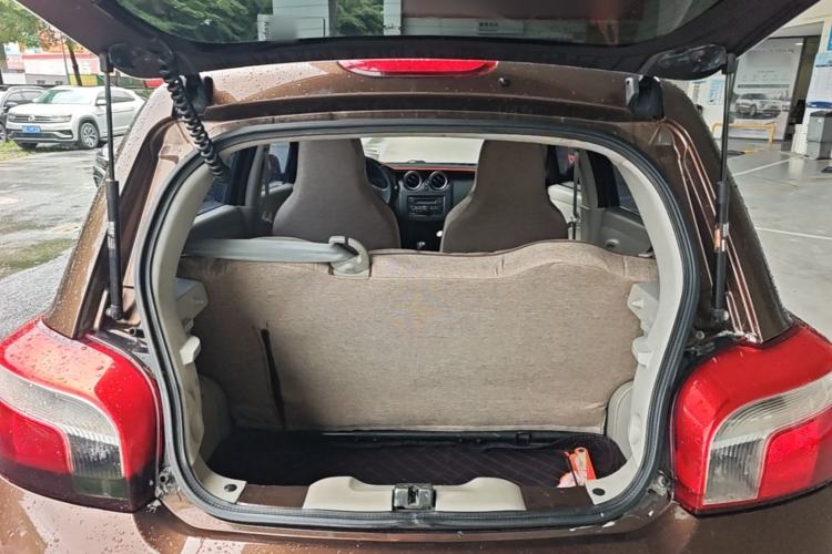 Used Venucia R30 2014 1.2L Manual Luxury Edition Trunk