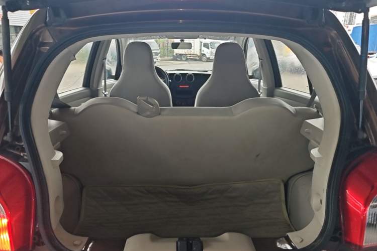 Used Venucia R30 2014 1.2L Manual Enjoyment Edition Trunk