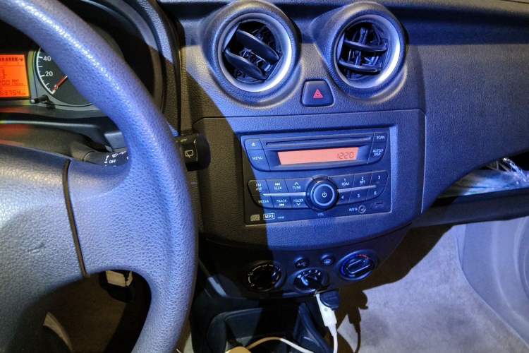 Used Venucia R30 2014 1.2L Manual Luxury Edition Audio And AC Panel