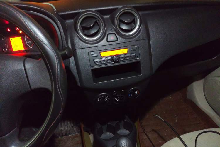 Used Venucia R30 2014 1.2L Manual Comfort Edition Audio And AC Panel