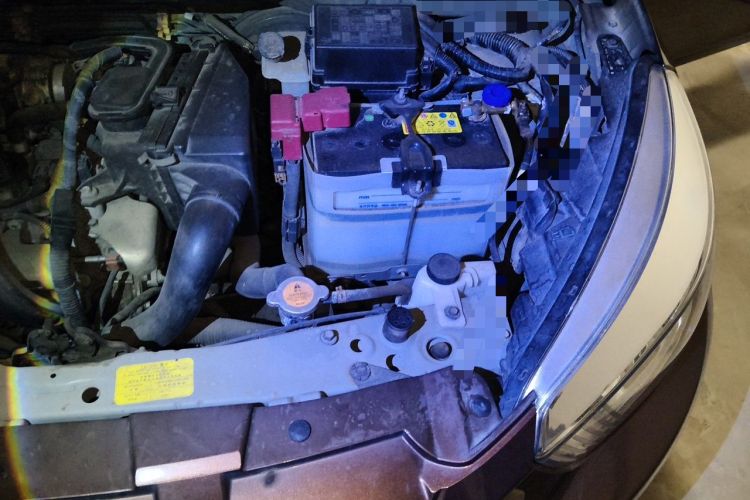 Used Venucia R30 2014 1.2L Manual Luxury Edition Engine Bay Left