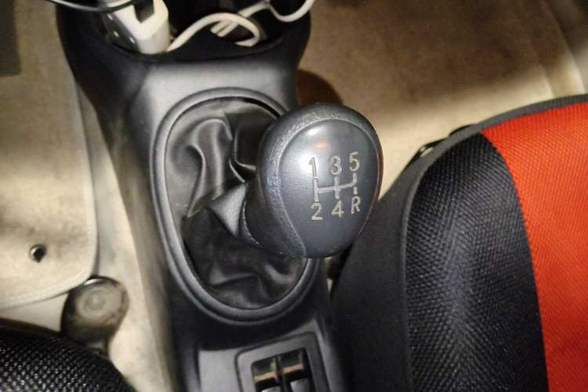 Used Venucia R30 2014 1.2L Manual Luxury Edition Gear Lever