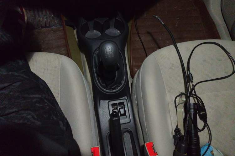 Used Venucia R30 2014 1.2L Manual Comfort Edition Gear Lever