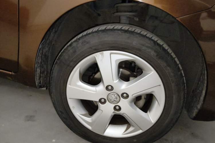 Used Venucia R30 2014 1.2L Manual Luxury Edition Right Front Wheel Hub