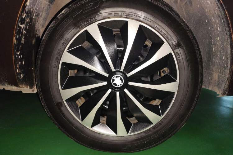 Used Venucia R30 2014 1.2L Manual Comfort Edition Right Front Wheel Hub