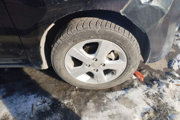 Used Venucia R30 2014 1.2L Manual Luxury Edition Right Front Wheel Hub
