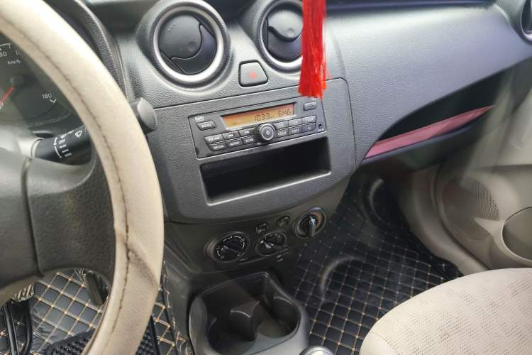 Used Venucia R30 2014 1.2L Manual Comfort Edition Audio And AC Panel