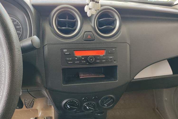 Used Venucia R30 2014 1.2L Manual Enjoyment Edition Audio And AC Panel