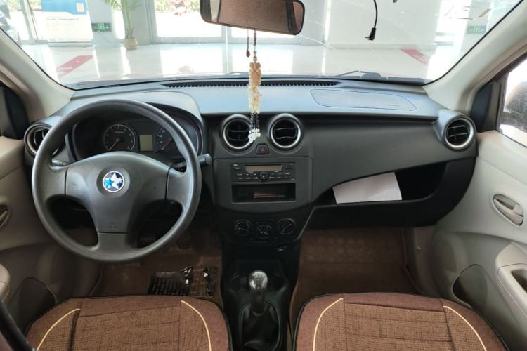 Used Venucia R30 2014 1.2L Manual Enjoyment Edition Center Console