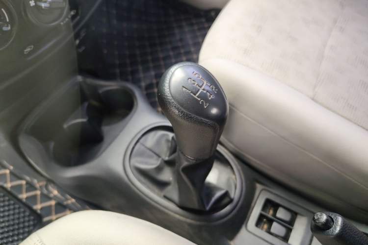 Used Venucia R30 2014 1.2L Manual Comfort Edition Gear Lever