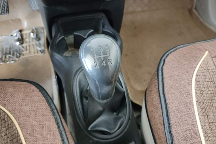 Used Venucia R30 2014 1.2L Manual Enjoyment Edition Gear Lever