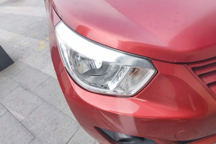 Used Venucia R30 2014 1.2L Manual Comfort Edition Right Front Headlight