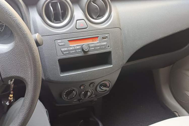 Used Venucia R30 2014 1.2L Manual Comfort Edition Audio And AC Panel