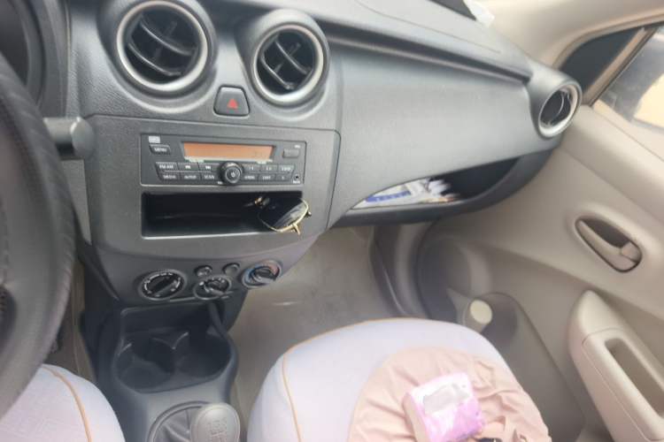 Used Venucia R30 2014 1.2L Manual Enjoyment Edition Audio And AC Panel