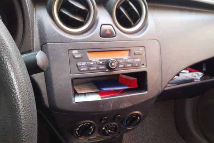 Used Venucia R30 2014 1.2L Manual Enjoyment Edition Audio And AC Panel