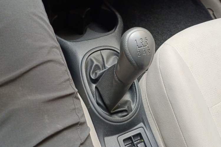 Used Venucia R30 2014 1.2L Manual Comfort Edition Gear Lever