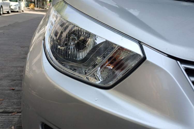 Used Venucia R30 2014 1.2L Manual Comfort Edition Right Front Headlight