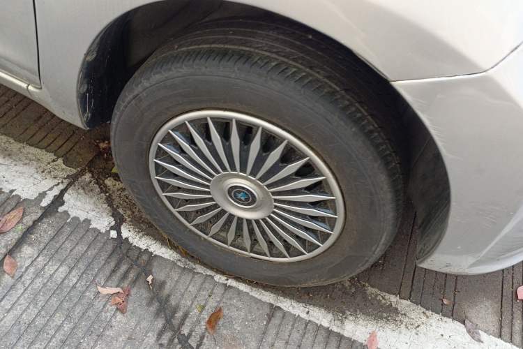 Used Venucia R30 2014 1.2L Manual Comfort Edition Right Front Wheel Hub