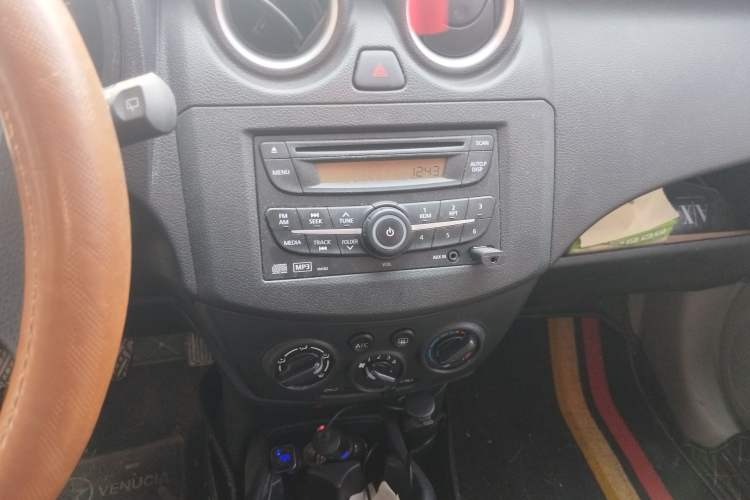 Used Venucia R30 2014 1.2L Manual Luxury Edition Audio And AC Panel