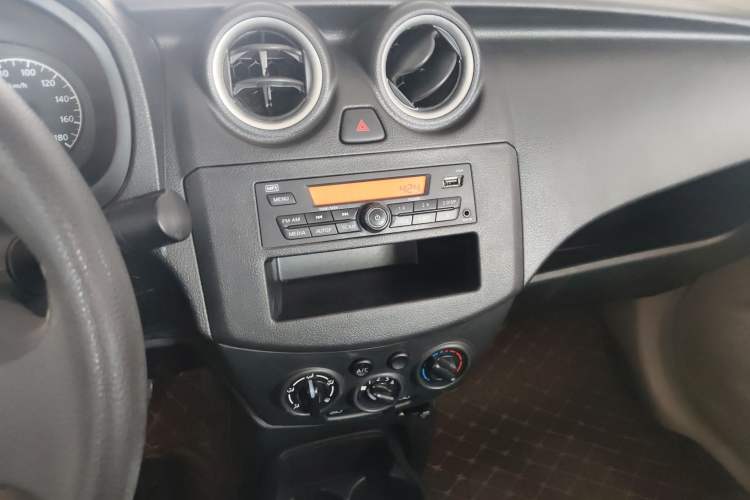 Used Venucia R30 2014 1.2L Manual Enjoyment Edition Audio And AC Panel