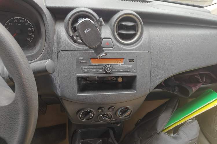 Used Venucia R30 2014 1.2L Manual Enjoyment Edition Audio And AC Panel