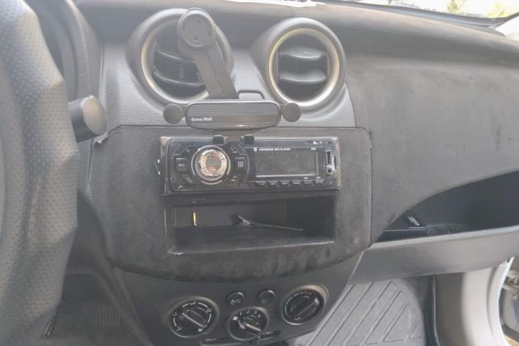 Used Venucia R30 2014 1.2L Manual Comfort Edition Audio And AC Panel