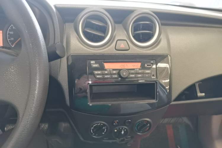 Used Venucia R30 2014 1.2L Manual Enjoyment Edition Audio And AC Panel