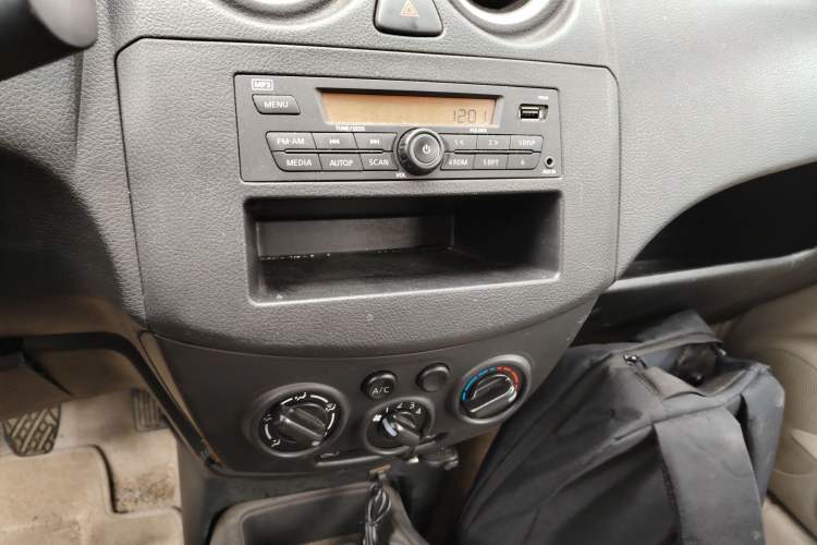 Used Venucia R30 2014 1.2L Manual Enjoyment Edition Audio And AC Panel