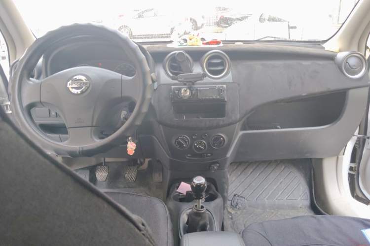 Used Venucia R30 2014 1.2L Manual Comfort Edition Center Console