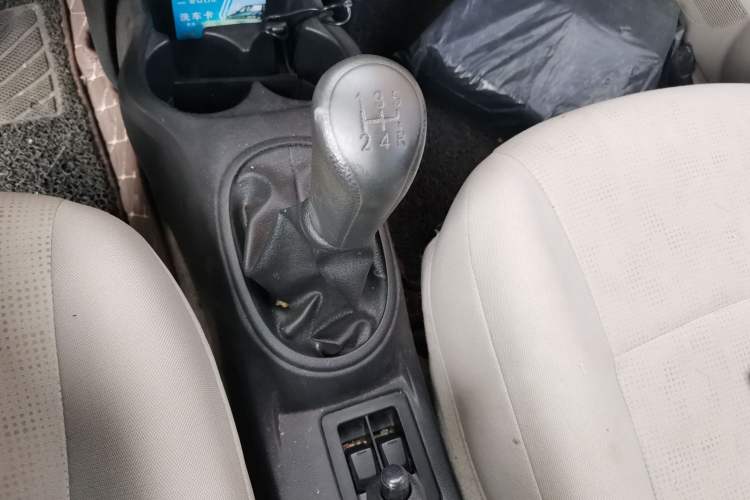 Used Venucia R30 2014 1.2L Manual Comfort Edition Gear Lever