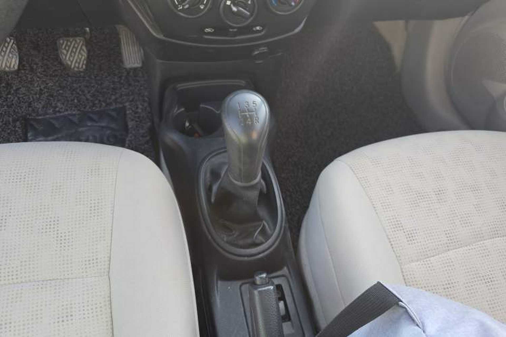 Used Venucia R30 2014 1.2L Manual Enjoyment Edition Gear Lever