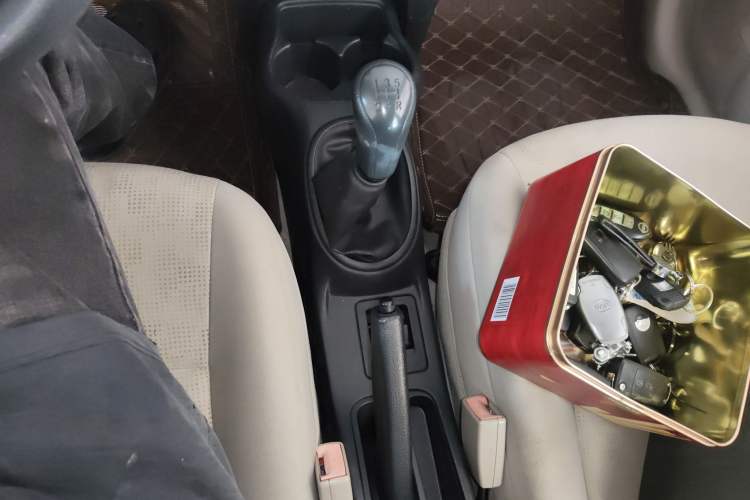 Used Venucia R30 2014 1.2L Manual Enjoyment Edition Gear Lever