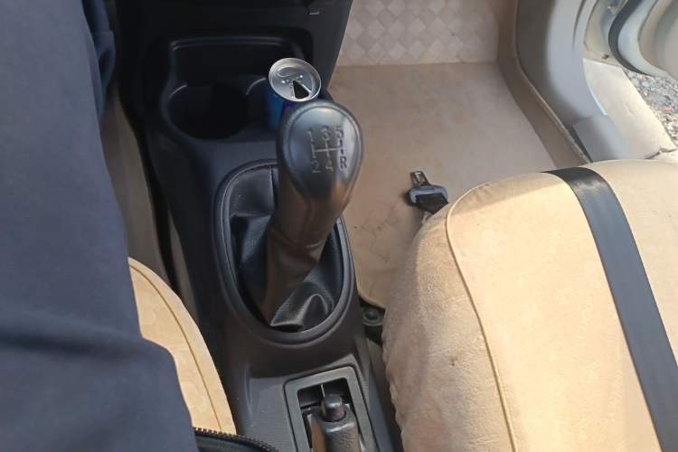 Used Venucia R30 2014 1.2L Manual Enjoyment Edition Gear Lever