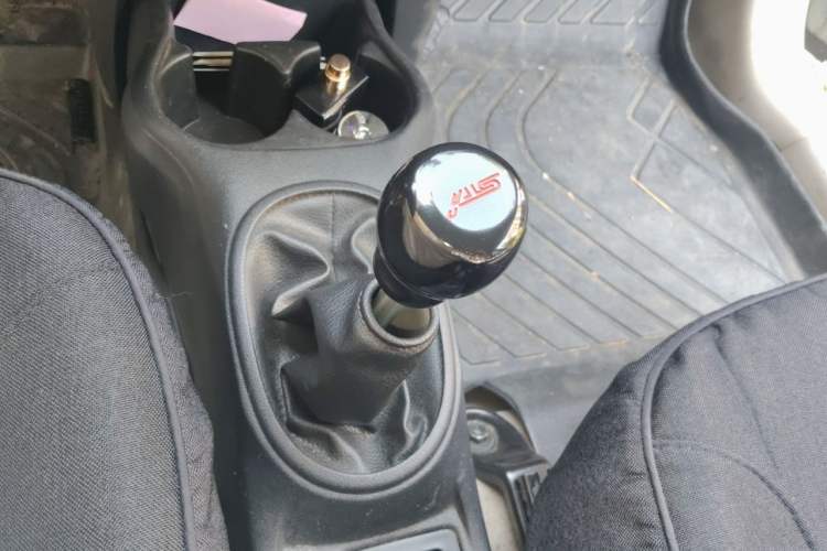 Used Venucia R30 2014 1.2L Manual Comfort Edition Gear Lever