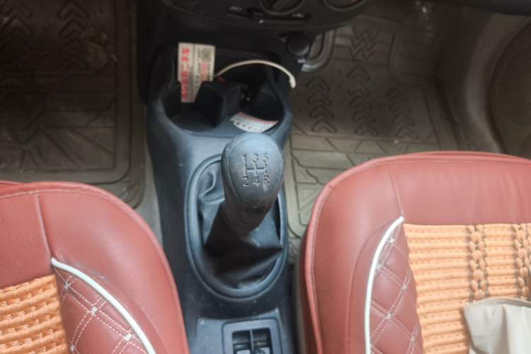 Used Venucia R30 2014 1.2L Manual Comfort Edition Gear Lever