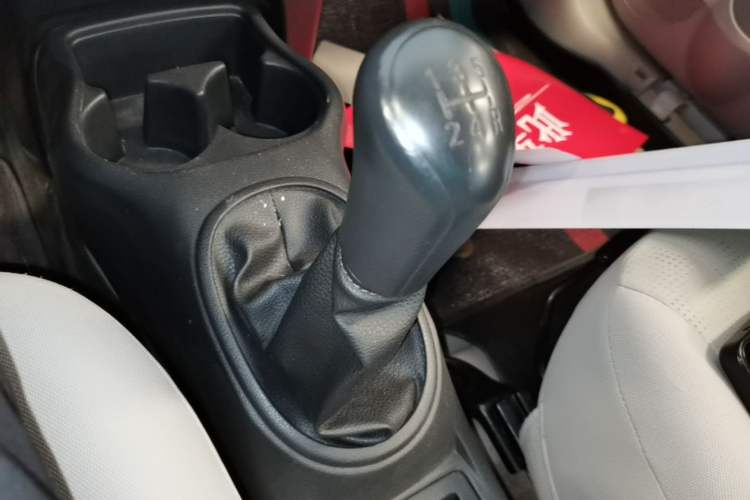 Used Venucia R30 2014 1.2L Manual Enjoyment Edition Gear Lever