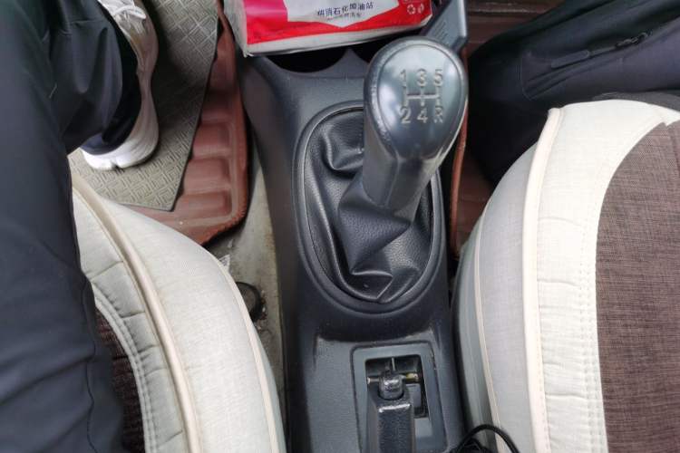Used Venucia R30 2014 1.2L Manual Enjoyment Edition Gear Lever